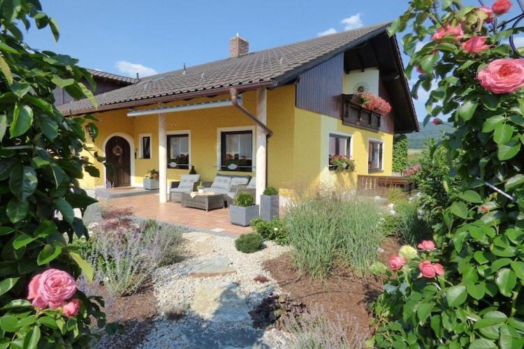 Scenic Apartment With Balcony Garden Deckchairs Barbecue Gleissenberg Bagian luar foto